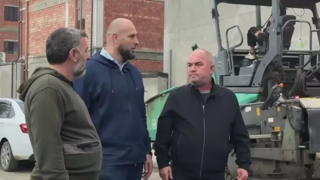 На Кумухской в Семендере укладывают асфальт на проезжей части