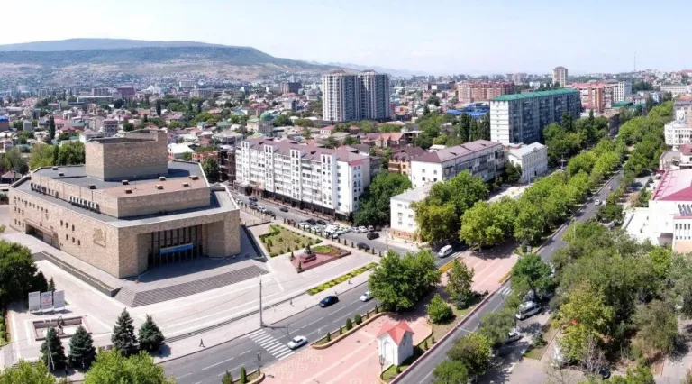 На улице Коркмасова в Махачкале высаживают многолетние кустарники