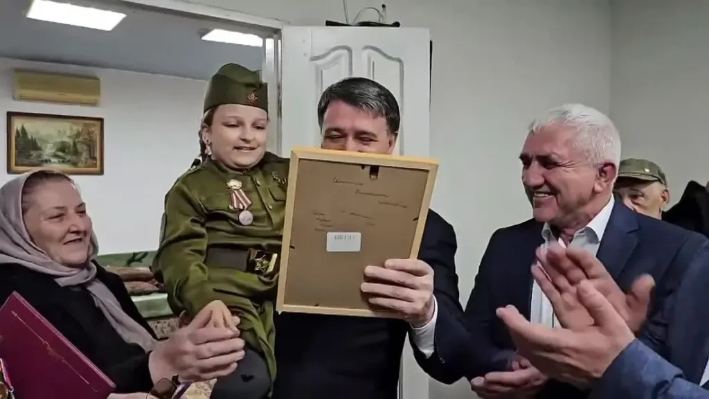 Девочка из Махачкалы подарила главе города портрет