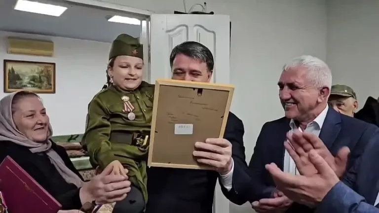Девочка из Махачкалы подарила главе города портрет