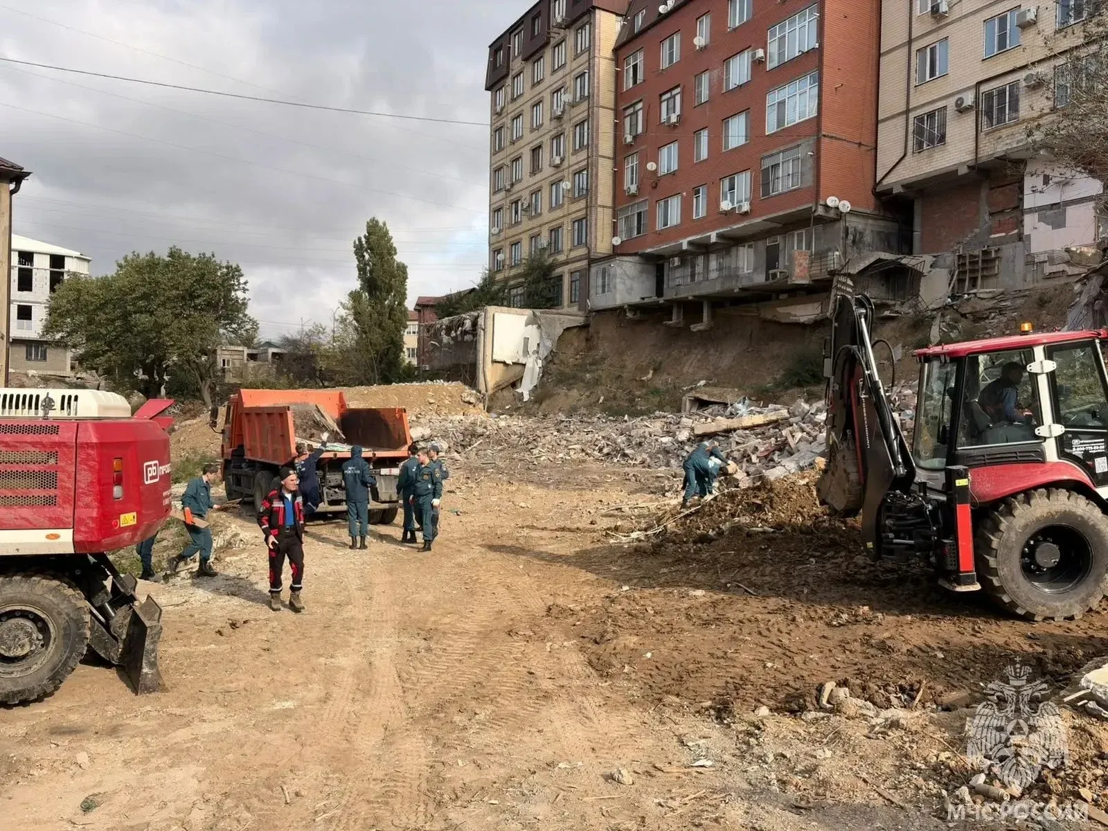 Сотрудники МЧС расчистили берег реки Тарнаирка в Махачкале
