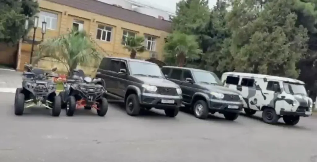 Из Дербента бойцам СВО отправили две «Патриот», два квадроцикла и УАЗ