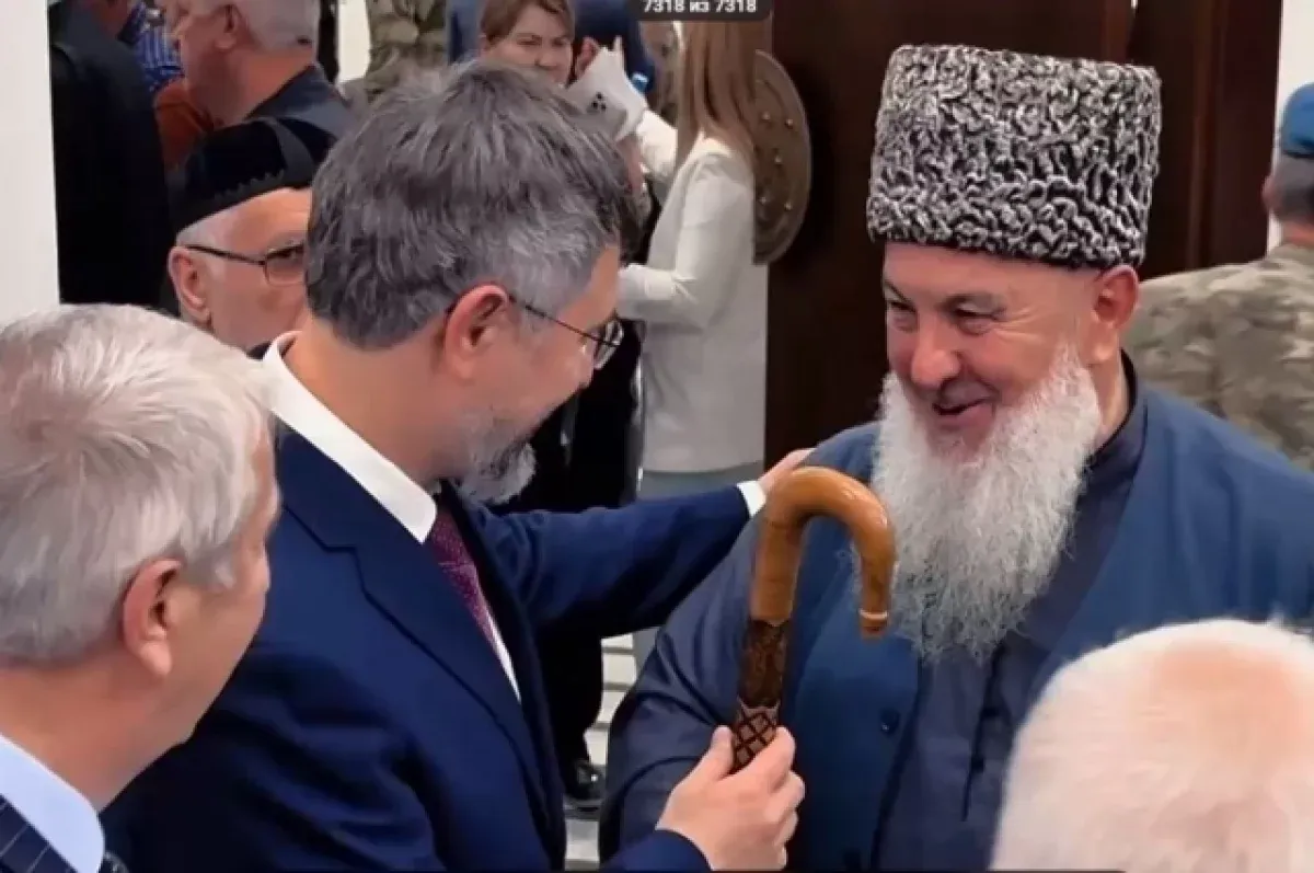 Премьеру Дагестана подарили посох от старейшин Чечни