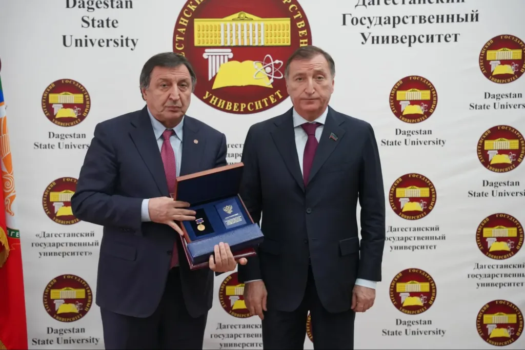 Ректор Даггосуниверситета Рабаданов получил медаль Минобрнауки России