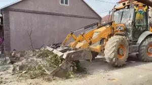 На улице Рассветной в Махачкале демонтируют капитальные ограждения