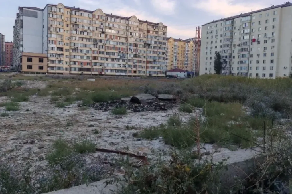 Жители Каспийска снова просят благоустроить заросший пустырь