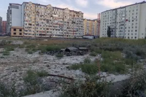 Жители Каспийска снова просят благоустроить заросший пустырь