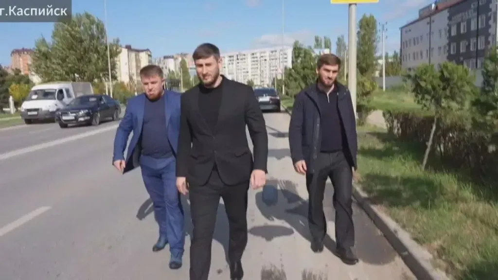В Каспийске строят тротуар у школы №15 и чистят ливнёвки