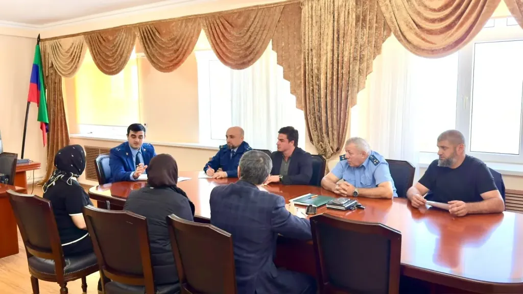 Прокуроры Дагестана объяснили жителям Новокули порядок выплат после паводка