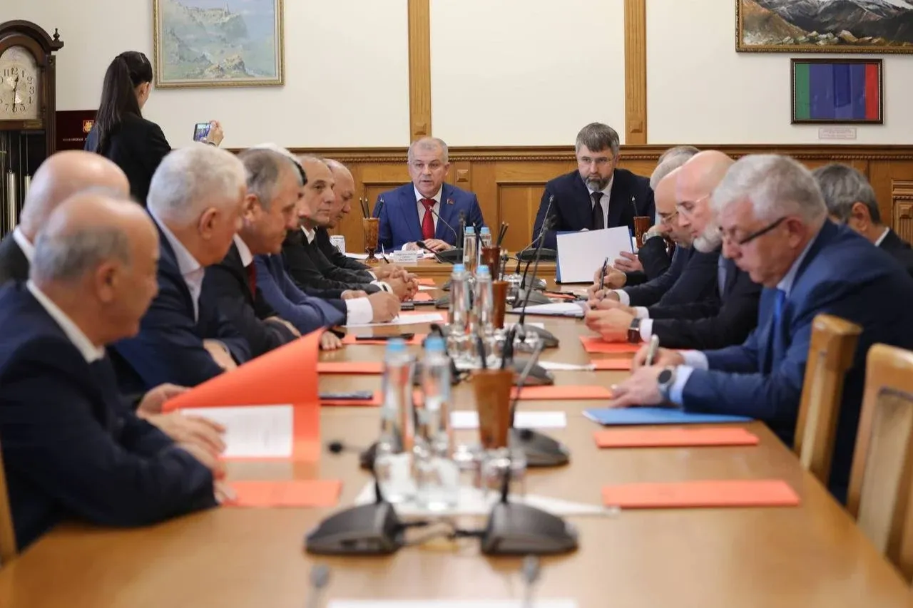 Рамазанов предложил регулярные встречи с фракциями парламента Дагестана